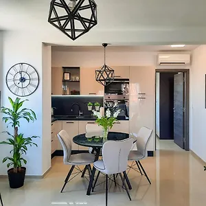  Apartment Enjoy - New With Terrace And Free Parking Garage